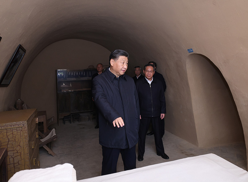 2022年10月27日,习近平总书记在陕西延安杨家岭参观毛泽东旧居。