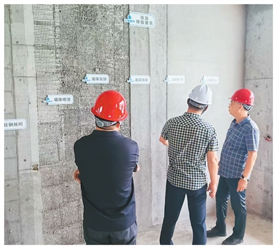 锡林郭勒盟住建局工作人员调研“好房子”试点工程。于渴意摄