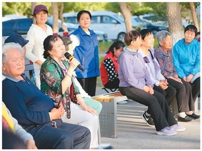 阿拉善盟额济纳旗达来呼布镇苏泊淖尔社区开设“书记茶摊”,居民代表现场发言、反映诉求。赵勇强摄
