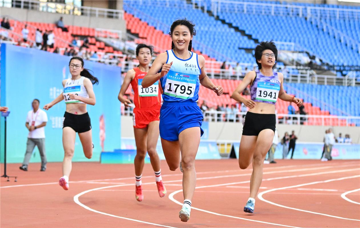 11秒76,付佳妮(右二)打破尘封34年的内蒙古女子百米纪录。