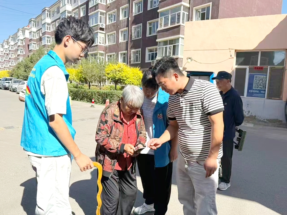 志愿者教老人在手机上办理业务