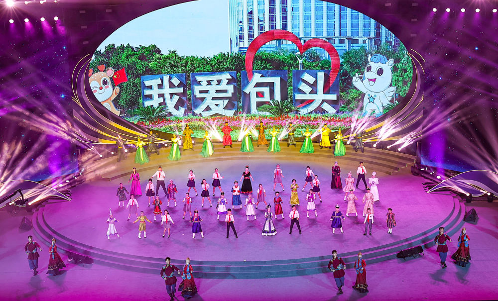 8月16日,演员在内蒙古自治区第十六届运动会闭幕式上表演。(康文魁 摄)