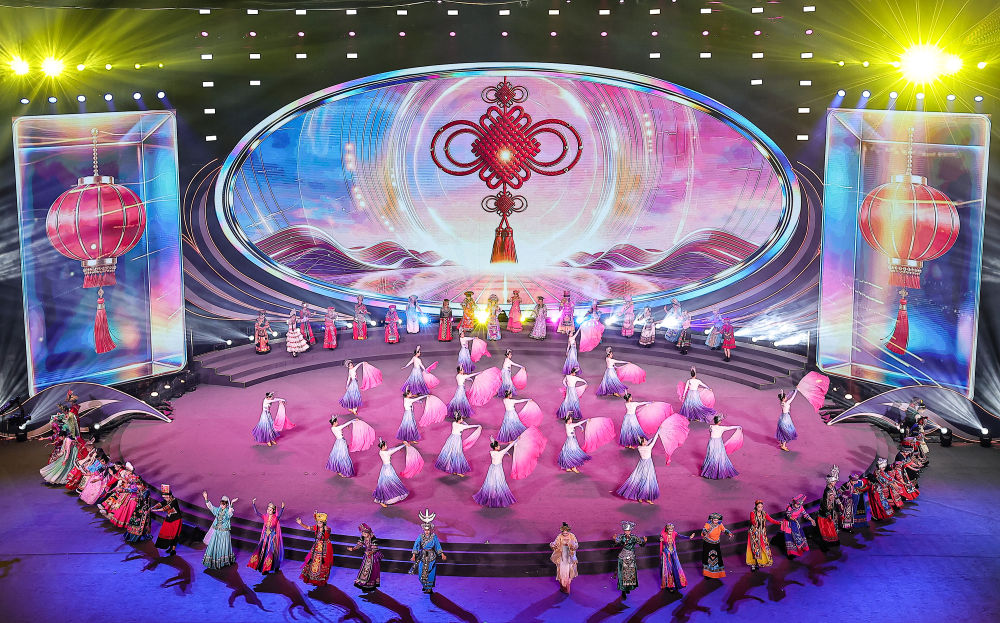 8月16日,演员在内蒙古自治区第十六届运动会闭幕式上表演。(康文魁 摄)