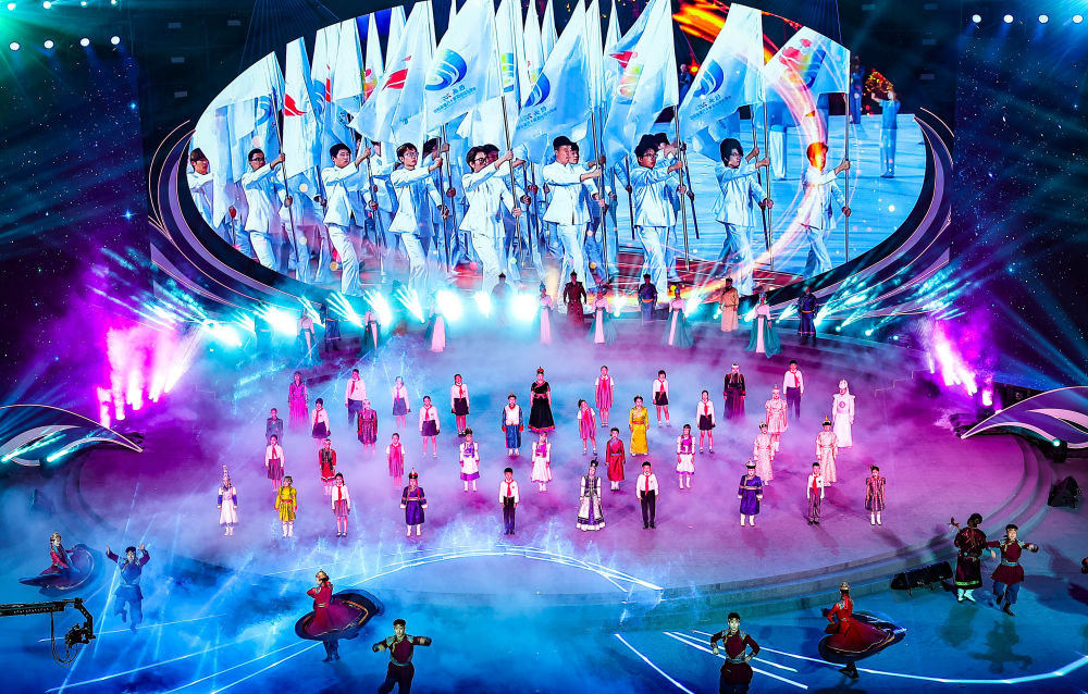 8月16日,演员在内蒙古自治区第十六届运动会闭幕式上表演。(康文魁 摄)