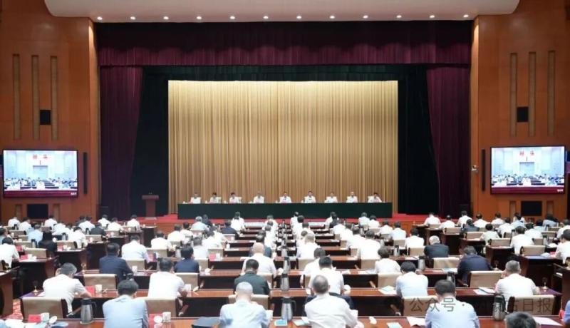 8月18日,全区服务业大会在呼和浩特召开。自治区党委书记、人大常委会主任王伟中出席并讲话。草原云·内蒙古新闻网记者 马建兵 摄