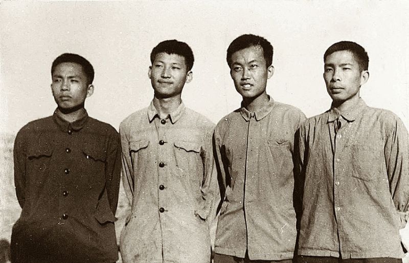 1973年,习近平和其他三位北京知青。(图片来自《习近平的七年知青岁月》)
