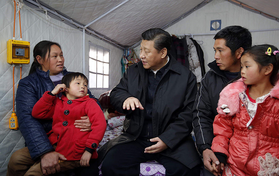 2015年1月19日,习近平总书记来到云南省鲁甸地震灾区过渡安置点看望受灾群众。新华社记者 鞠鹏 摄