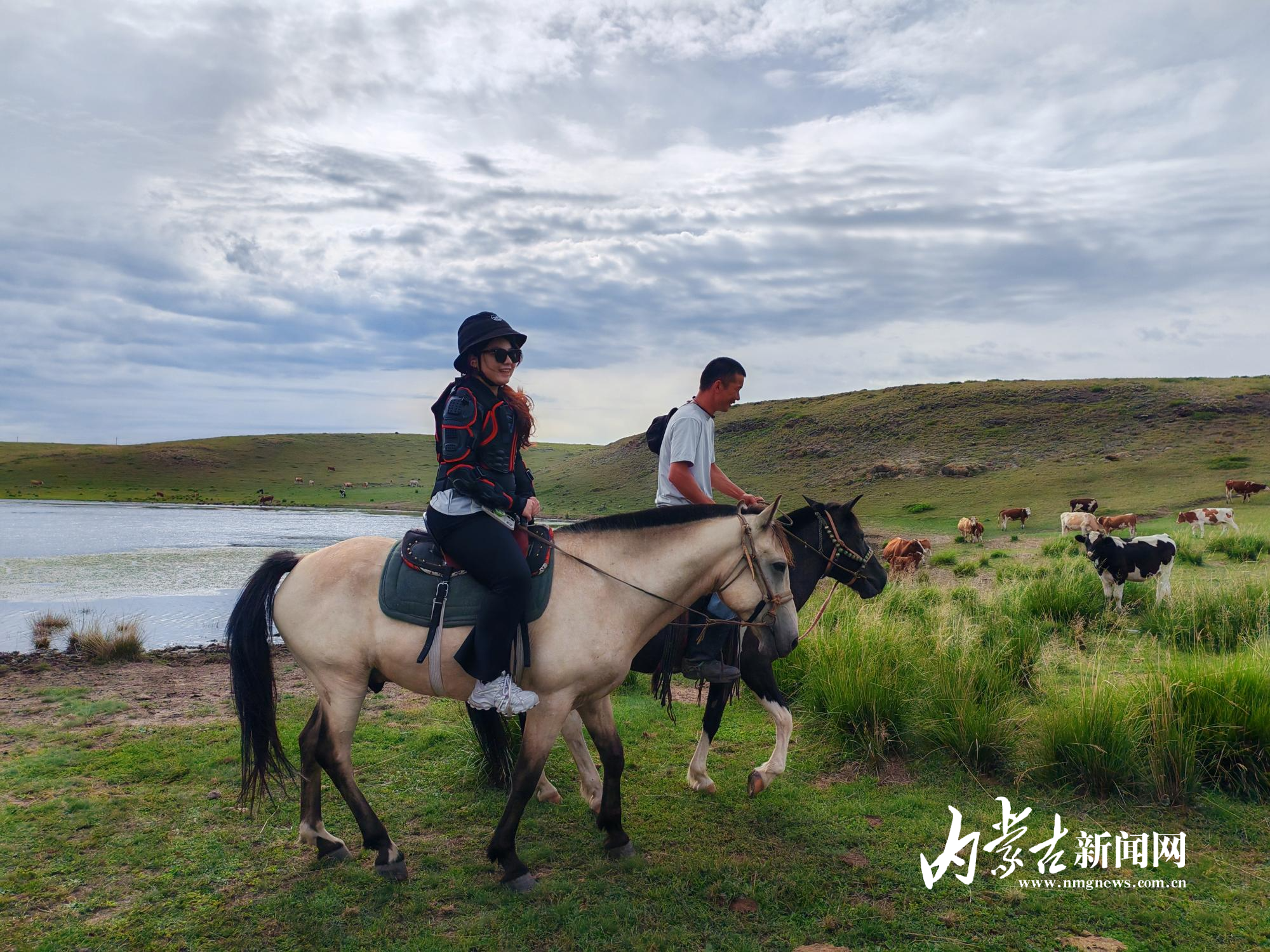 敖日格勒带领游客体验“马背旅行”
