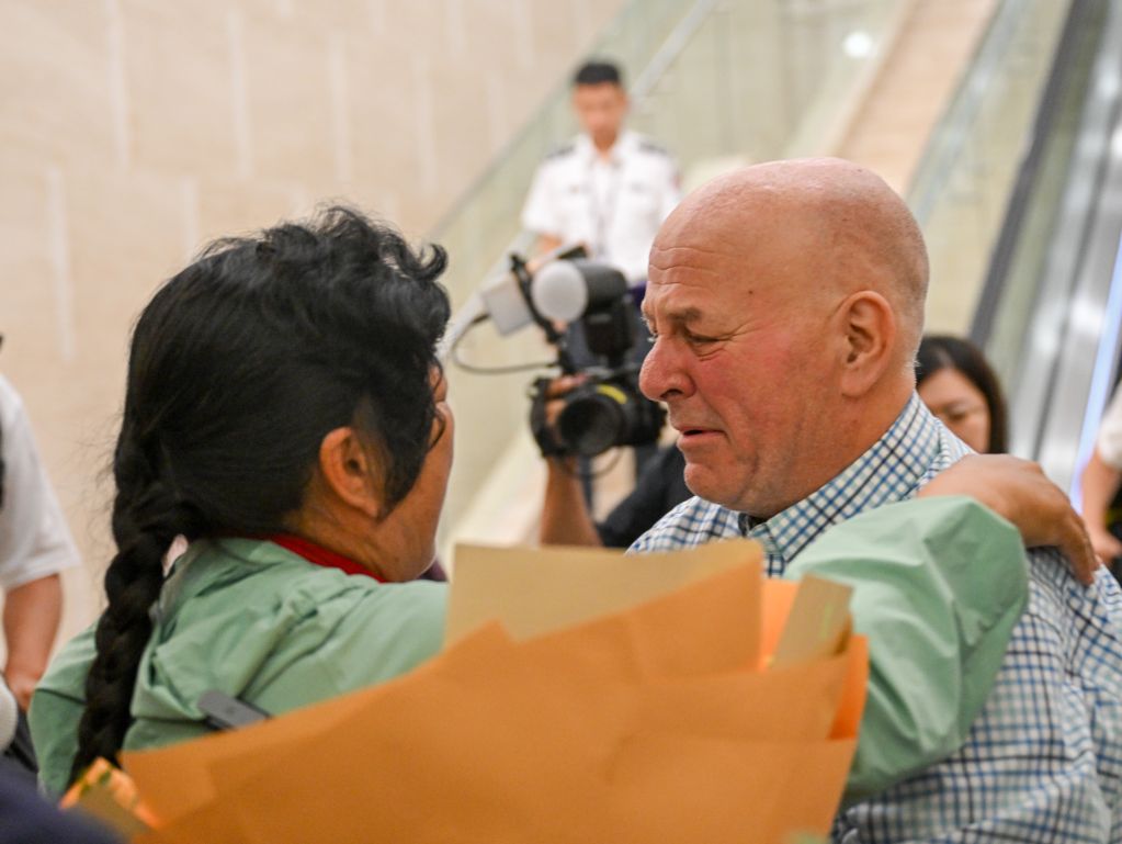 8月23日,在内蒙古鄂尔多斯伊金霍洛国际机场,殷玉珍与“赛考斯”重逢。新华社记者连振 摄