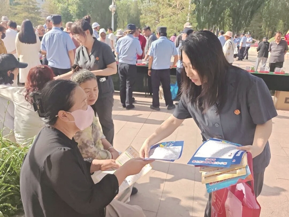 发放宣传资料