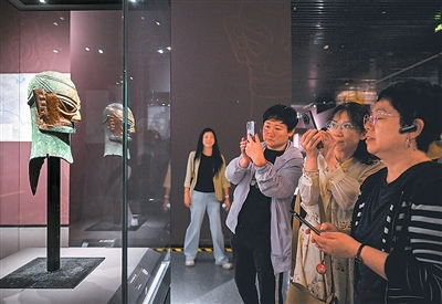 人们在“金玉华光 多彩中华”展览上参观、拍摄。 新华社记者 贝 赫摄