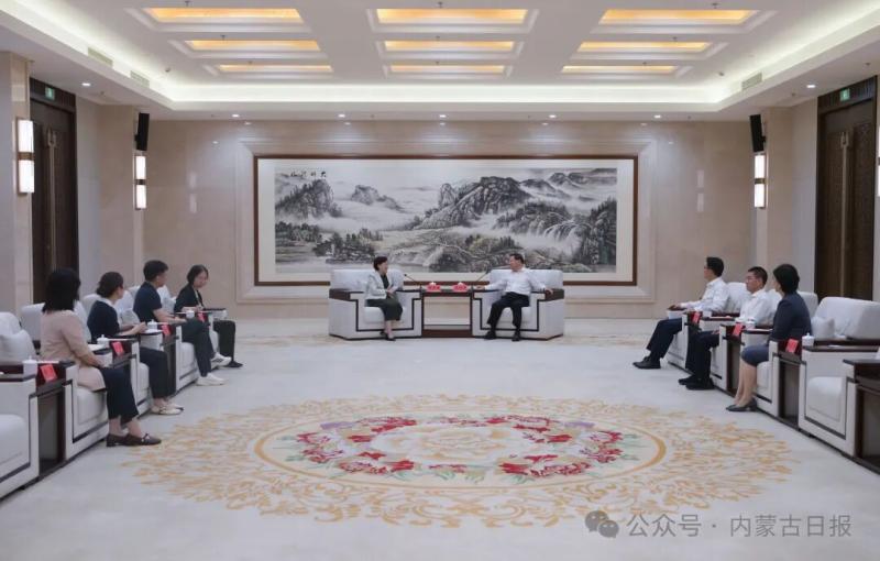8月24日,自治区党委书记、人大常委会主任王伟中在呼和浩特会见全国妇联党组书记、副主席、书记处第一书记黄晓薇。草原云·内蒙古新闻网记者 马建兵 摄