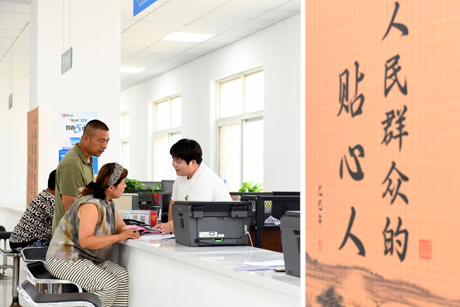 在山东省德州市夏津县香赵庄镇党建综合阵地,工作人员为群众办理低保业务(2026年7月5日摄)。夏津县创新搭建城区四级党群阵地,推动干部、人员、便民服务“三下沉”,全域建成步行十分钟可达、功能集成、上下联动的党群服务体系。新华社记者 郭绪雷