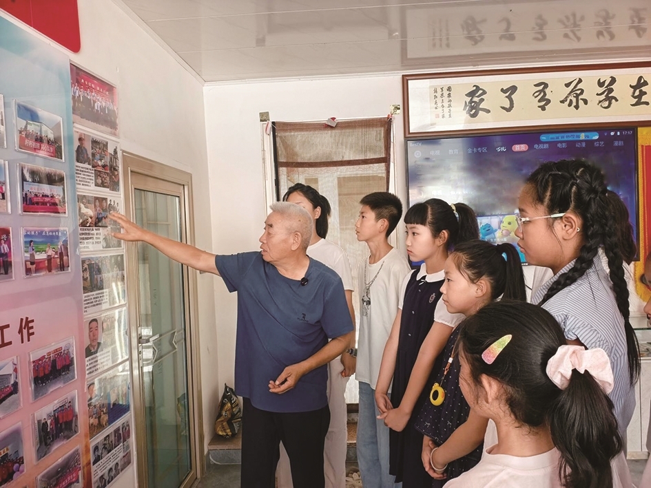 张健为孩子们讲民族团结故事