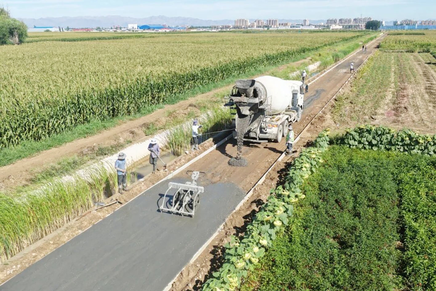 施工人员在道路上铺设混凝土