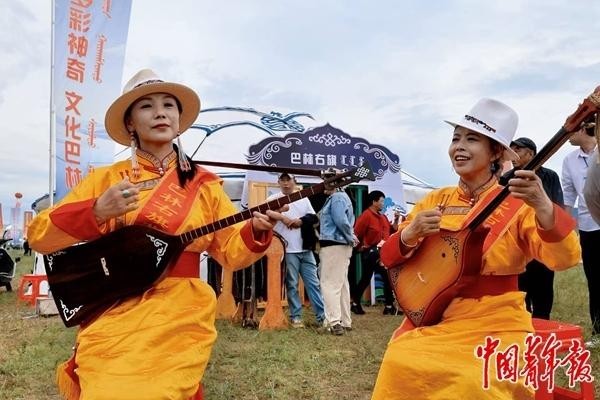 8月16日,传承人倾情演奏英雄史诗《格斯尔》。中青报·中青网记者 石佳/摄