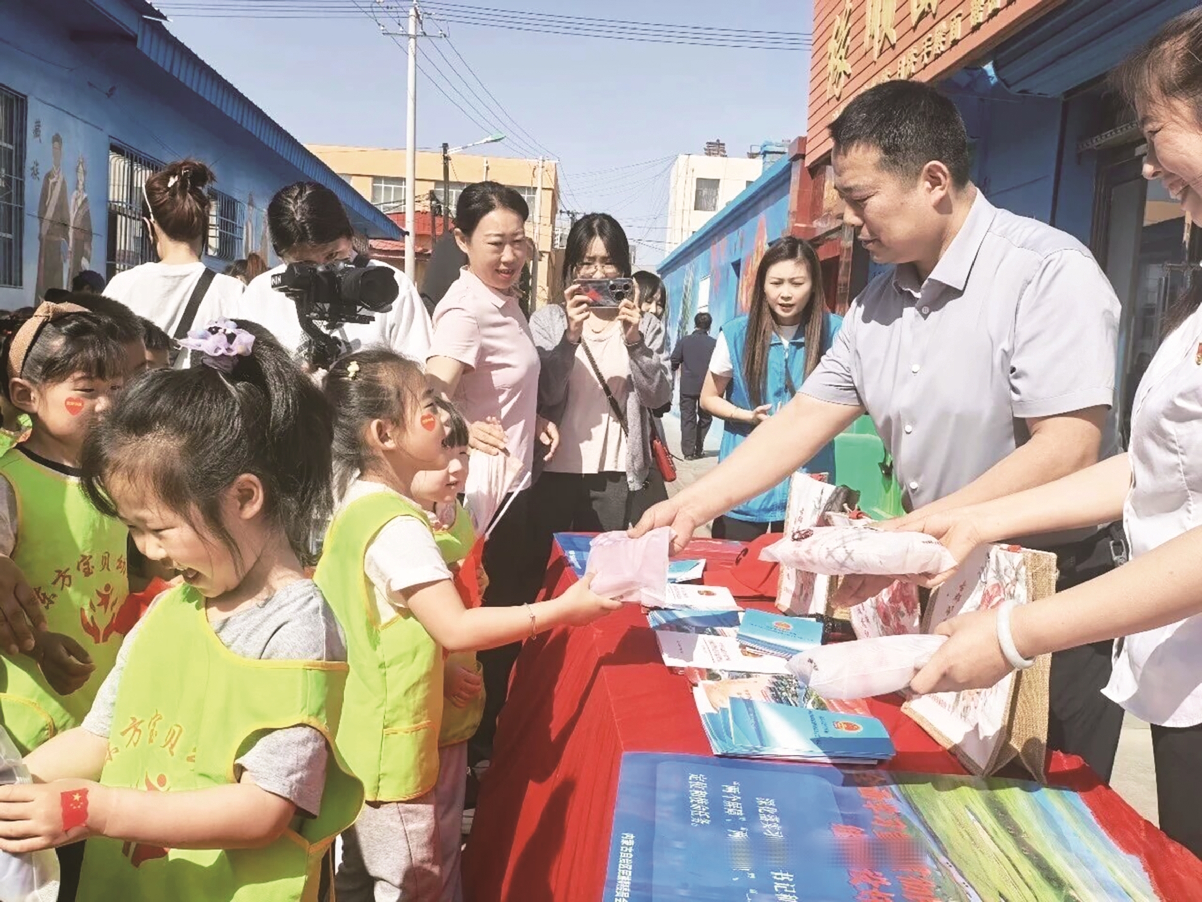 给孩子们宣讲民族政策