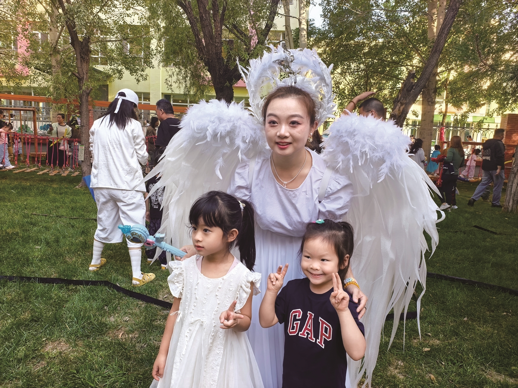 老师穿上玩偶服迎接小朋友