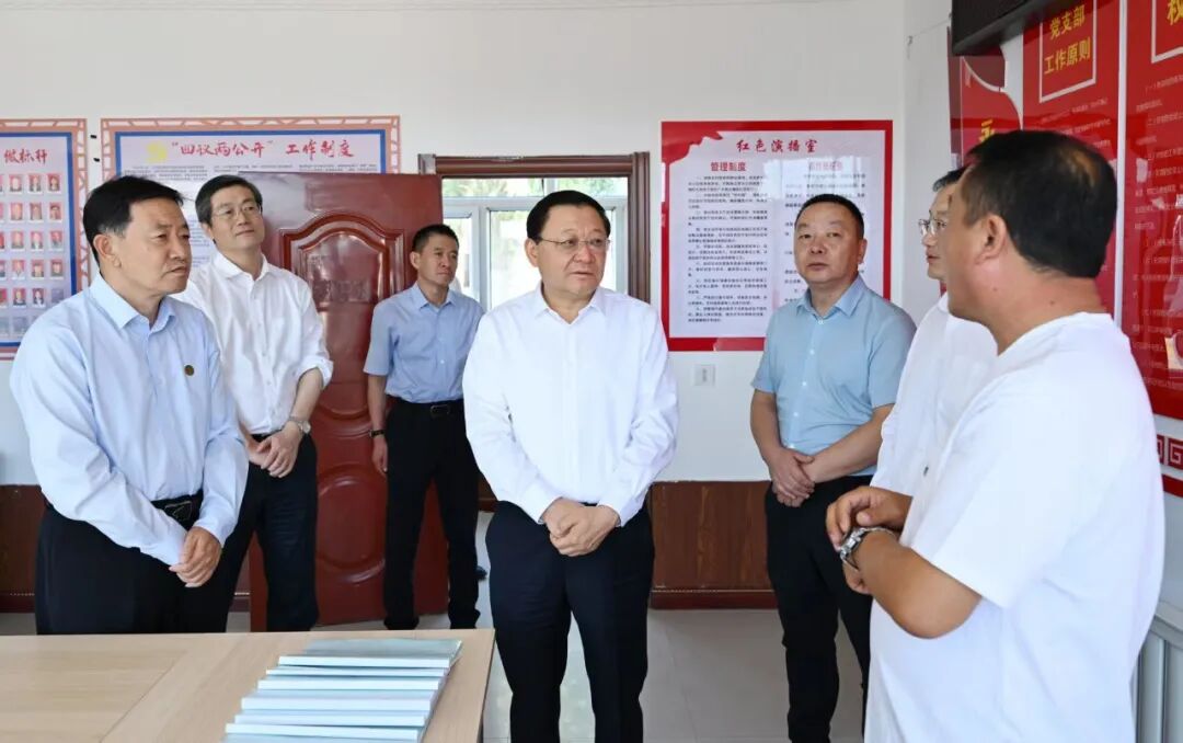 9月2日,自治区党委书记、人大常委会主任王伟中走进开鲁县东风镇东风村党群服务中心,现场察看村集体收入、财务支出、资源资产管理等情况。草原云·内蒙古新闻网记者 马建兵 摄