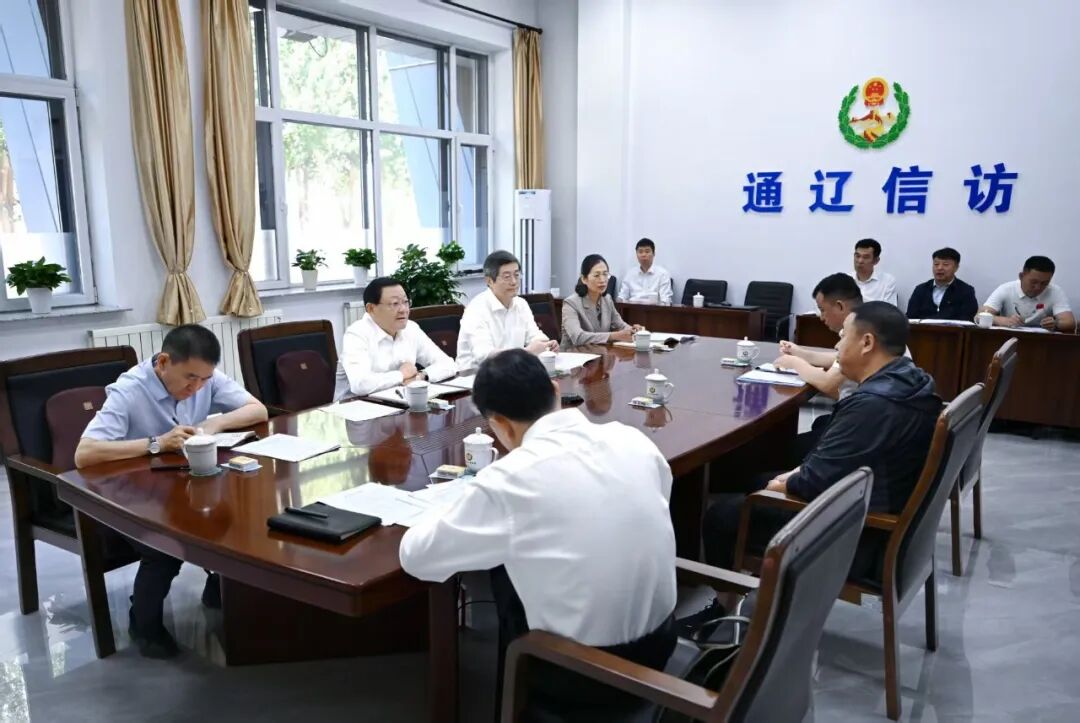 9月3日,自治区党委书记、人大常委会主任王伟中来到通辽市信访局,面对面接待两批来访群众。草原云·内蒙古新闻网记者 马建兵 摄