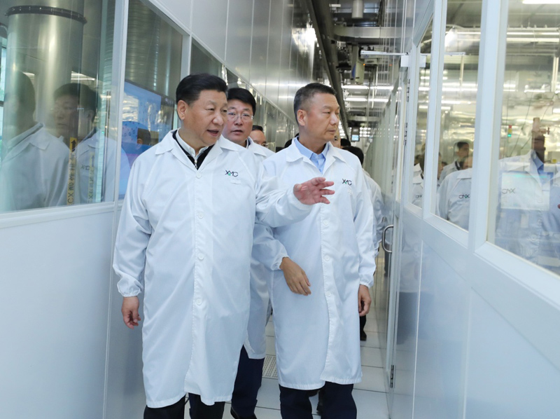 2018年4月,习近平总书记在湖北武汉新芯集成电路制造有限公司考察企业创新发展情况。