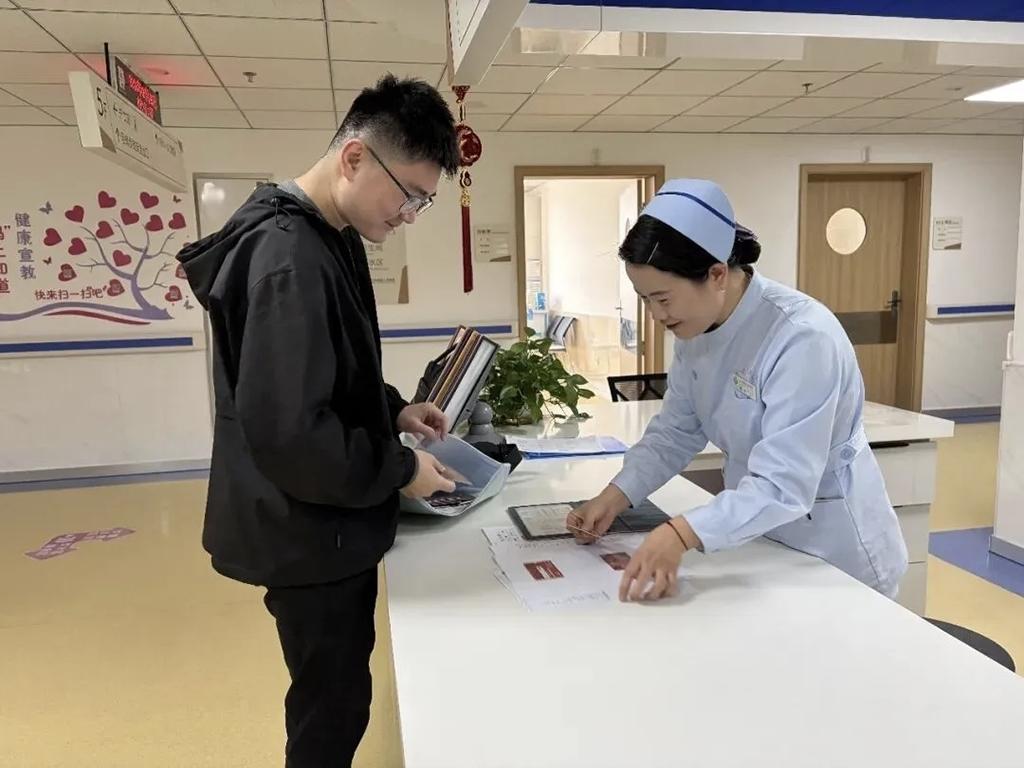 产妇家属在旗人民医院妇产科办理补贴申领