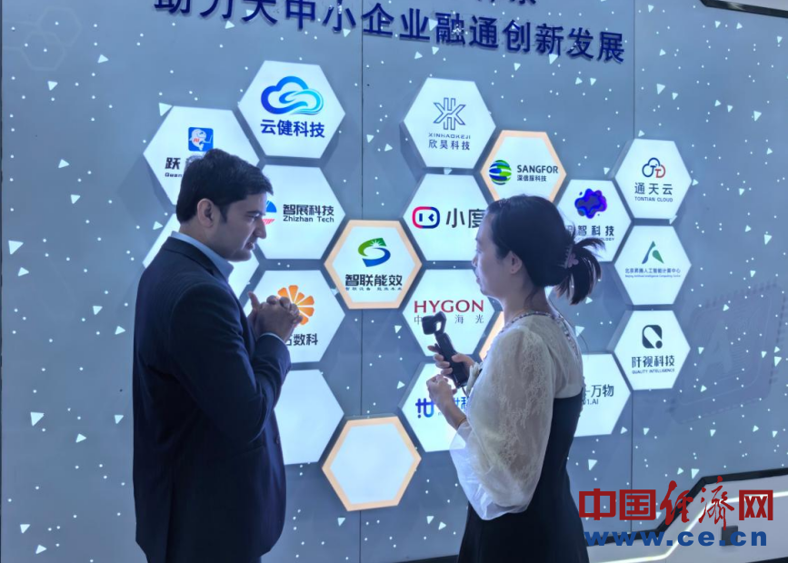 图为国际短视频创作者在采访现场。 中国经济网记者 董家朋 摄
