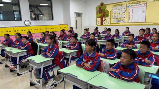 孩子们认真学习《中华人民共和国国家通用语言文字法》