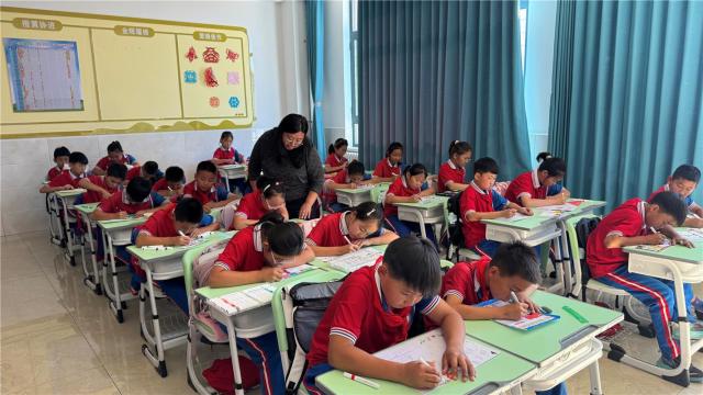 第29届全国推广普通话宣传周为主题的校园手抄报比赛正在进行