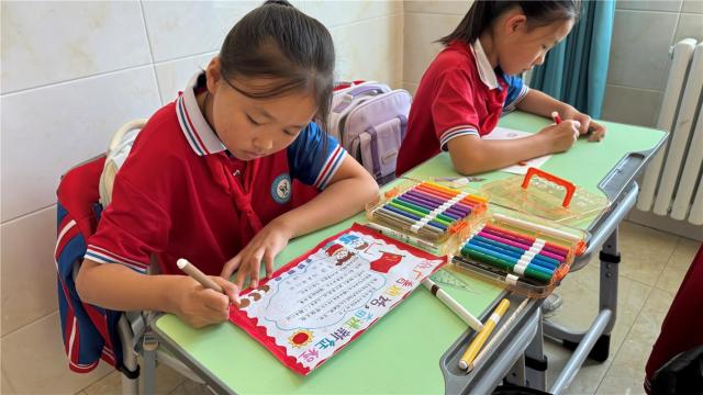 学生认真制作手抄报