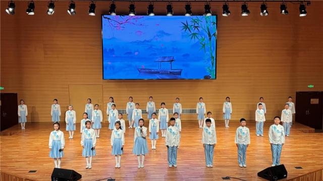 音诗画表演《江畔独步寻花》