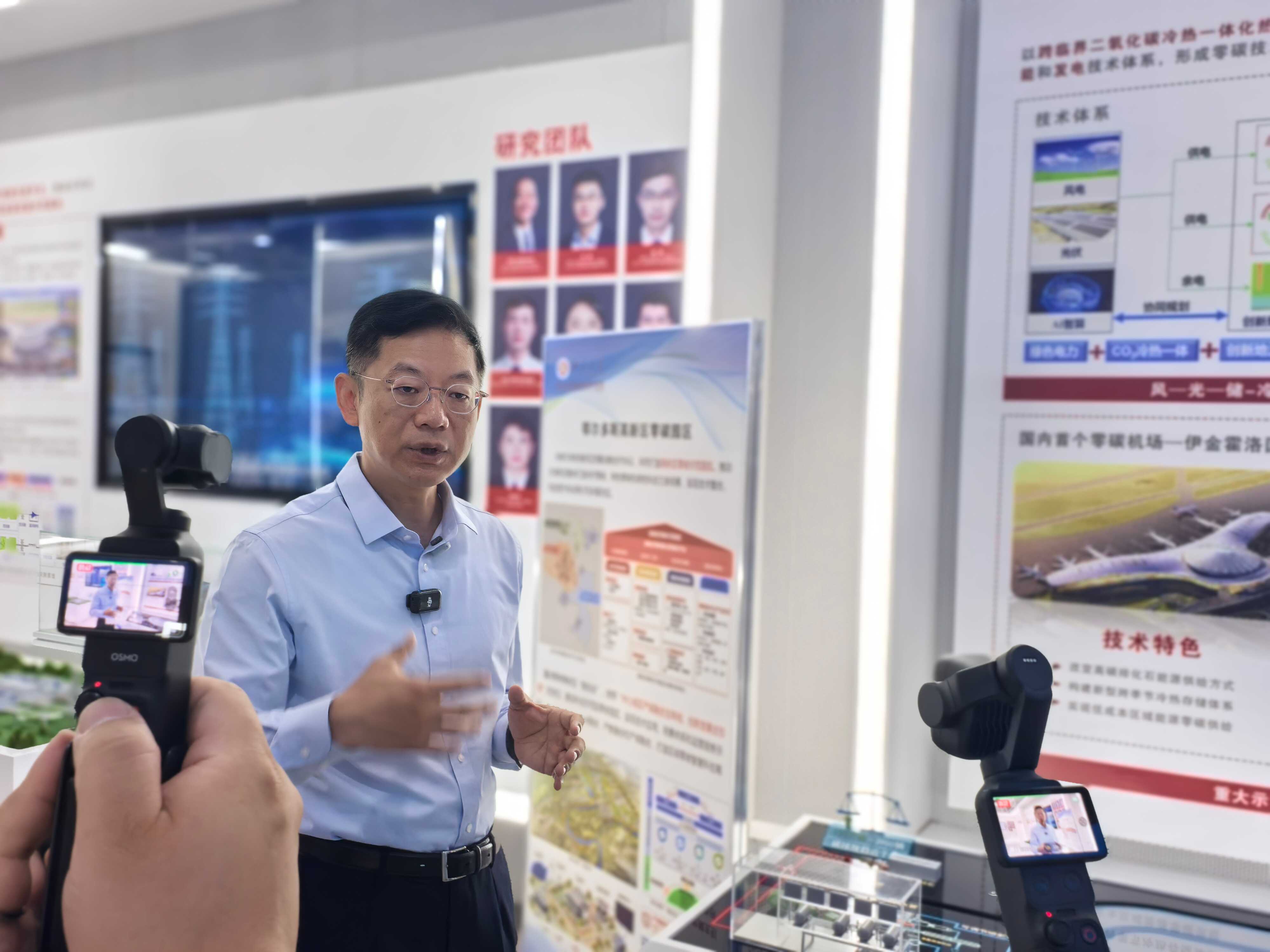 图为北大鄂尔多斯能源研究院张信荣教授接受媒体采访。 中国经济网记者 魏金金 摄