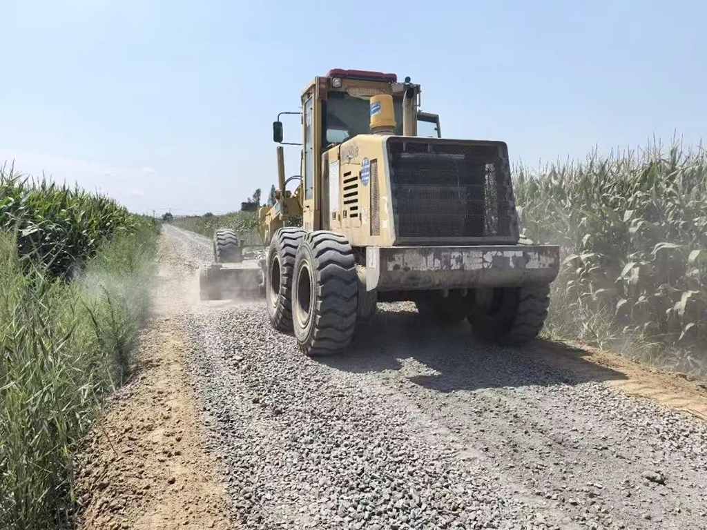 铺设田间道路