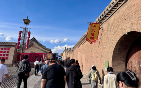 图为“石榴花开 籽籽同心”网络主题传播活动采访团来到走西口历史文化街区。光明网记者李丁丁/摄