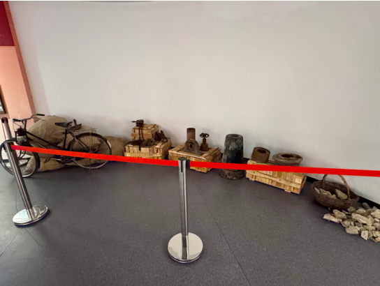 图为“齐心协力建包钢”展陈馆内展示的物品。光明网记者李丁丁/摄