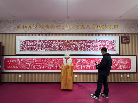 图为阿尔丁1号社区活动中心二楼长幅剪纸展示。光明网记者李丁丁/摄
