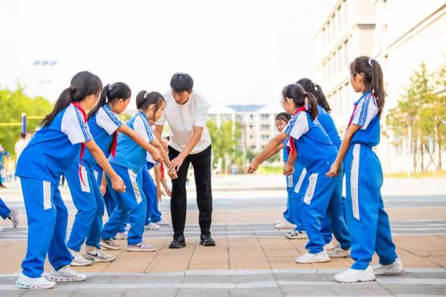 排球特色课上,老师指导学生正确的击球动作。 7047ed96c10f34d79b6d1b4ae20103ee.jpg