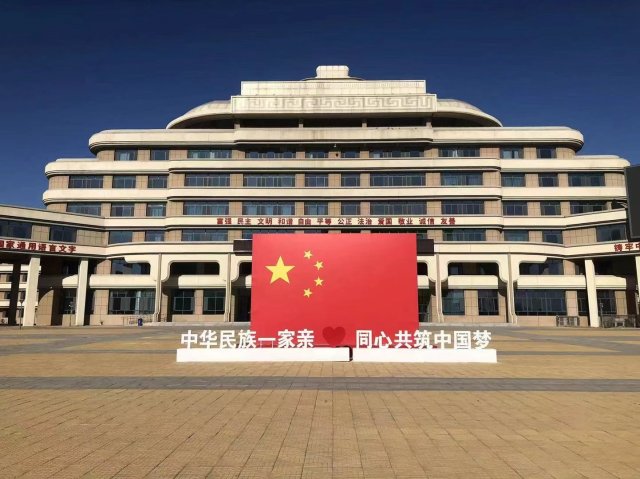 校门口的国旗地标。 b850ad4f03a496dfe28e7caa199ec933.jpg