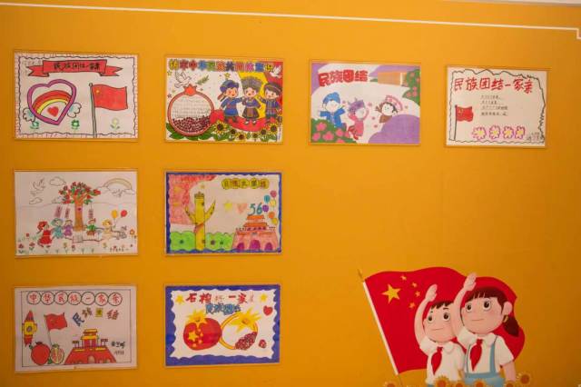 学生制作的民族团结手抄报。 4b793f1ef0809c98a1c1221355f2c3c8.jpg