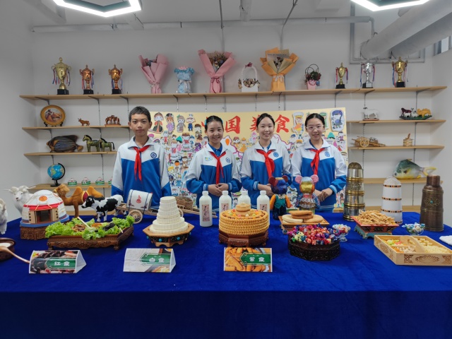 学生展示特色手工美食。 0929c38fc37223b2a4ad2a10774b70f8.jpg