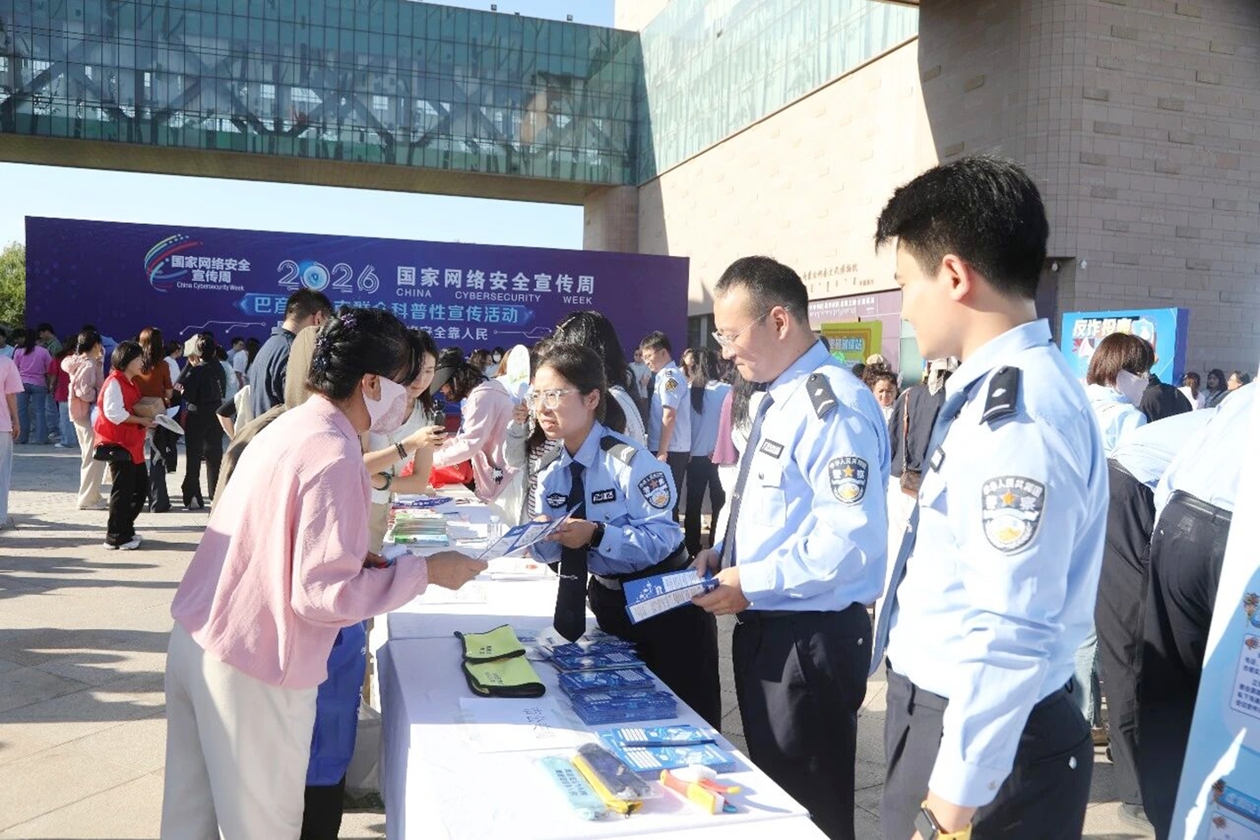 干警给群众讲解网络安全知识