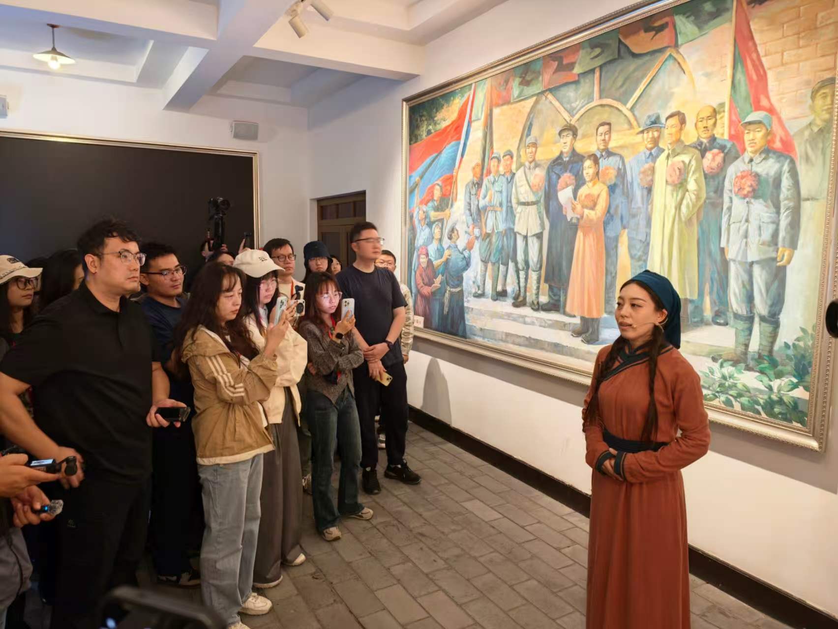 讲解员正在讲解激动人心的历史时刻。