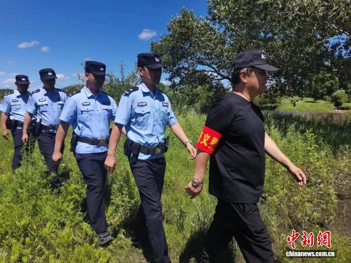 图为高元智(右一)和当地民警一起巡护。 科右前旗旗委宣传部供图