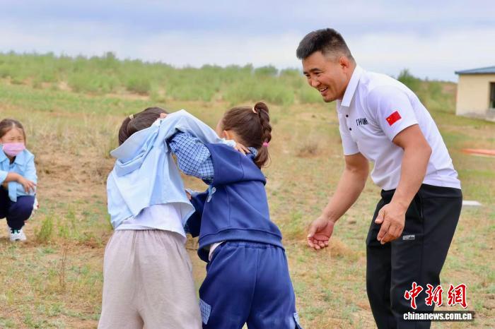 图为体验草原生活的研学团。巴雅丽格花 供图