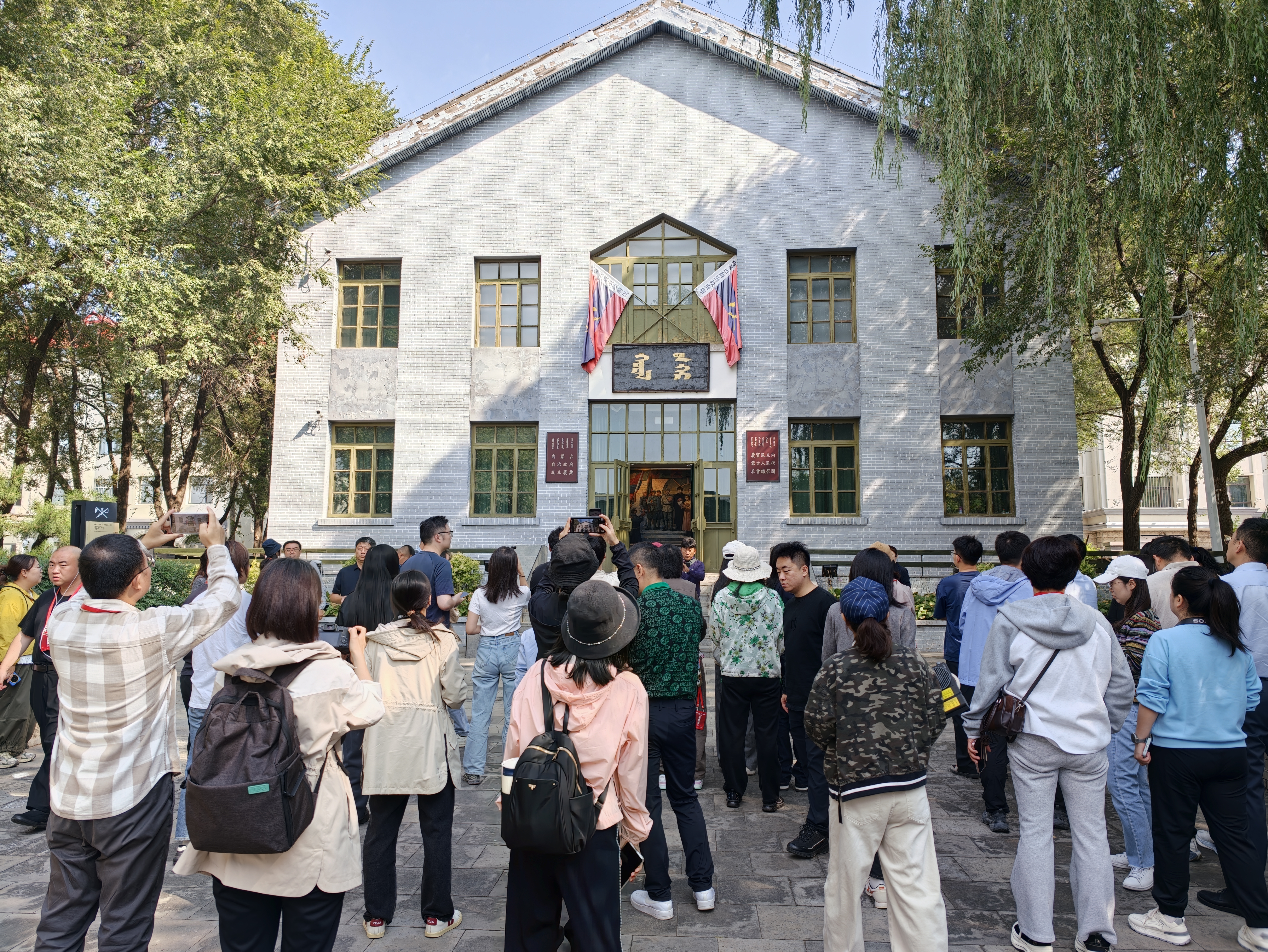 “铸牢共同体中华一家亲”主题宣传活动采访团走进“五一大会”会址。