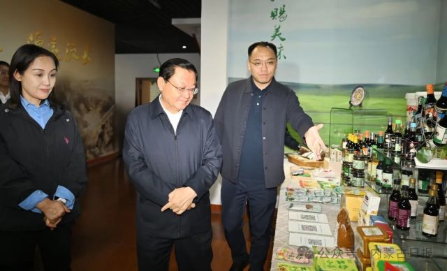 9月21日,自治区党委书记、人大常委会主任王伟中来到乌兰浩特市科沁万佳食品有限公司,仔细了解农畜产品生产销售、农业科技研发应用、村集体经济发展和联农带农等情况。草原云记者 马建兵 摄 图片