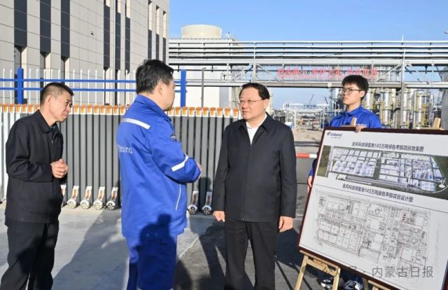 9月21日,自治区党委书记、人大常委会主任王伟中来到兴安盟经济技术开发区金风绿能化工有限公司,认真听取技术研发、项目建设等情况介绍。草原云记者 马建兵 摄 图片