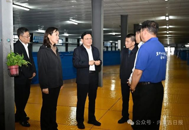 9月19日,自治区党委书记、人大常委会主任王伟中来到科右前旗大农业投资集团有限公司水产养殖基地,详细了解农畜产品生产销售、农业科技研发应用、村集体经济发展和联农带农等情况。草原云记者 马建兵 摄 图片