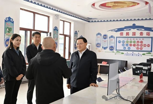9月20日,自治区党委书记、人大常委会主任王伟中走进巴彦巨力河村党群服务中心,现场察看村集体“三资”管理情况。草原云记者 马建兵 摄 图片