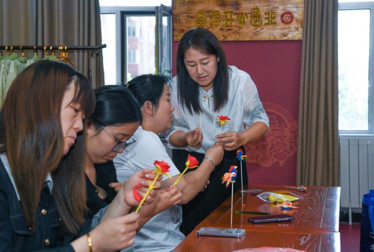 阿尔丁1号社区居民体验面塑制作
